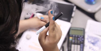 e-cigarretes cause controversy