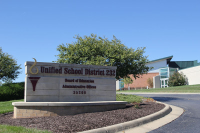 School Board votes to keep technology in emergency meeting