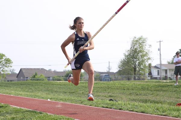 Junior breaks Kansas girls state pole vault record