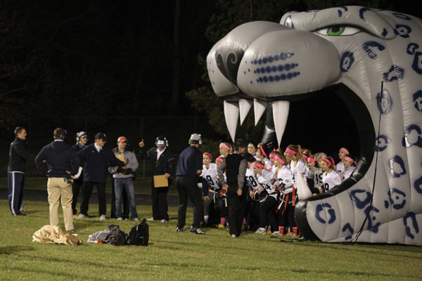 Seniors defeat juniors in annual Powder Puff football game