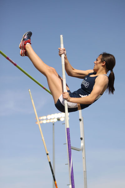 Senior Emily Brigham breaks KU Relays record