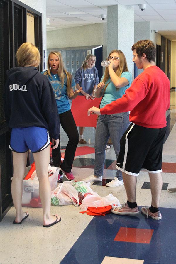 Student council members and student volunteers decorate the halls for homecoming week on Sunday, September 29