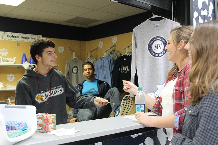 Junior Brooke Collins buys an Arnold Palmer tea in seminar on the opening day of the Catty Shack. Im excited that the school store is finally open for the year, Collins said. 