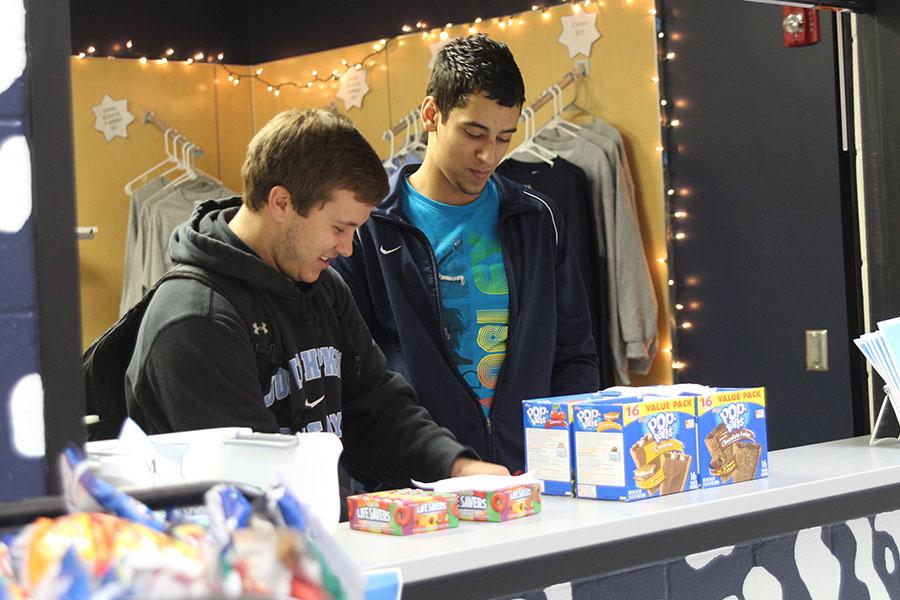 The Catty Shack staff prepares to sell their first round of smoothies during seminar on Wednesday, Dec. 4. 