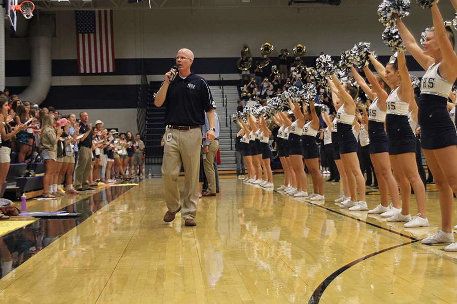 English teacher Justin Bogart leads freshmen in the fight song at Freshman Orientation on Monday, Aug. 18. 