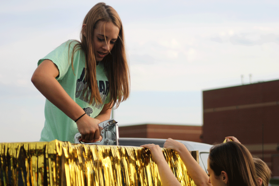 Students gathered in the parking lot to decorate various sport and club floats before the homecoming parade on Wednesday, Oct. 8. 