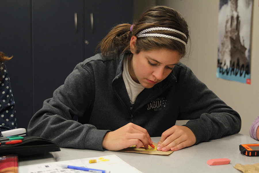 Junior Lindsey Hamner celebrates Dios de Los Muertos by creating artwork with chalk on Monday, Nov. 3. 