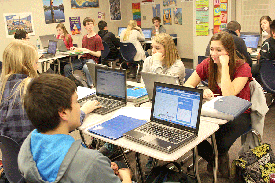 Students in Spanish teacher Jan Good-Bollinger’s Spanish III class write to their pen pals in Spain on Wednesday, Jan. 28.