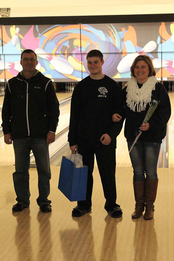 Senior Cole Gray stands with his parents.