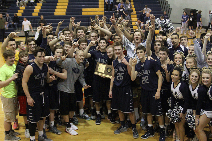 Students and cheerleaders pose with the state-qualifying boys basketball team.