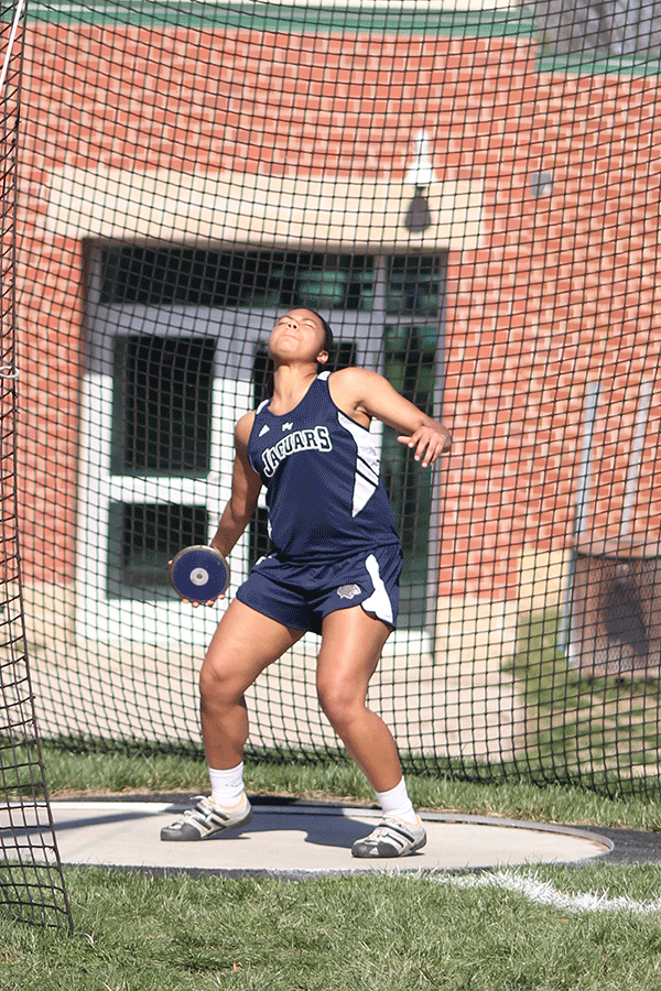 Junior Aspyn Watts throws discus at the Leavenworth invite.