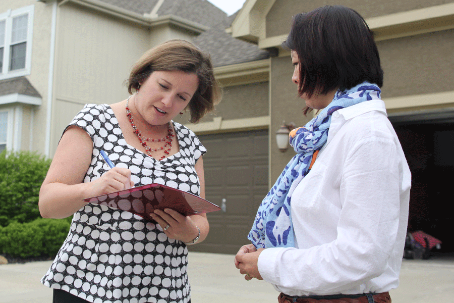 At a signing gathering on Wednesday, April 15, district resident Stephanie Sharp fills out a petition supporting the recall of Board of Education member Scott Hancock. “I care about the school district and I’m familiar with how Mr. Hancock has handled himself,” Sharp said. “[I] want to make sure that we have the most responsive and professional public servants serving our students and patrons that we can and that’s not what’s happening now.”