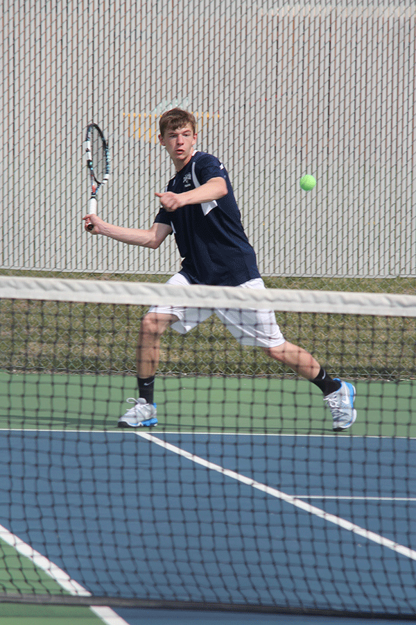 Sophomore Alec Bergeron forehands the ball on Wednesday, April 1. 