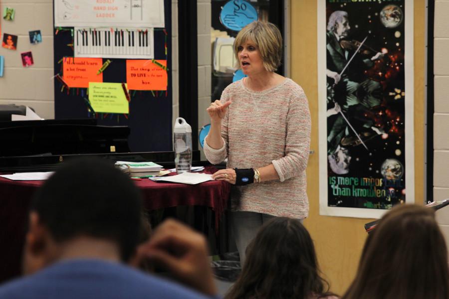 Choir teacher Sheree Stoppel receives De Soto teacher of the year award