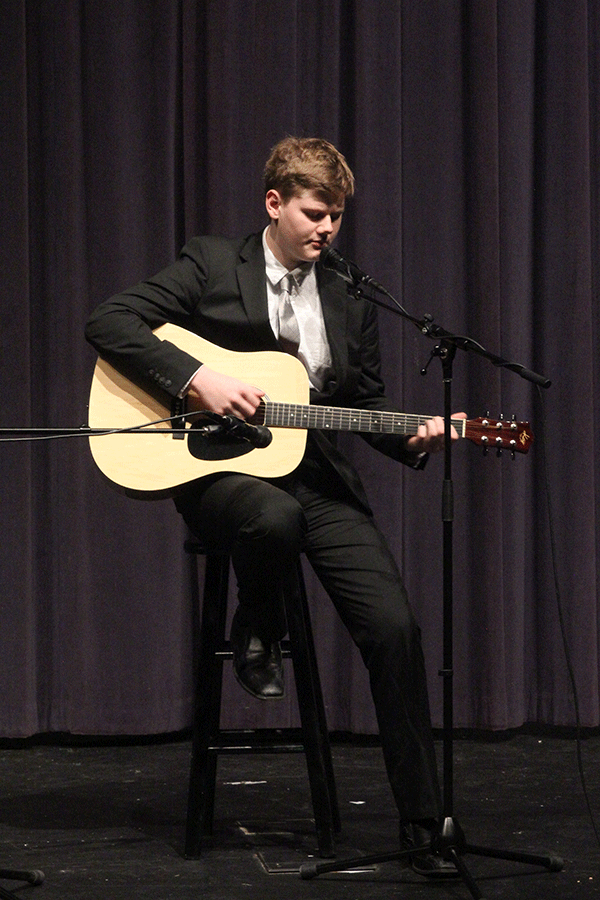 Senior D Henry Hanson rehearses for his performance at the senior showcase on Friday, May 8.