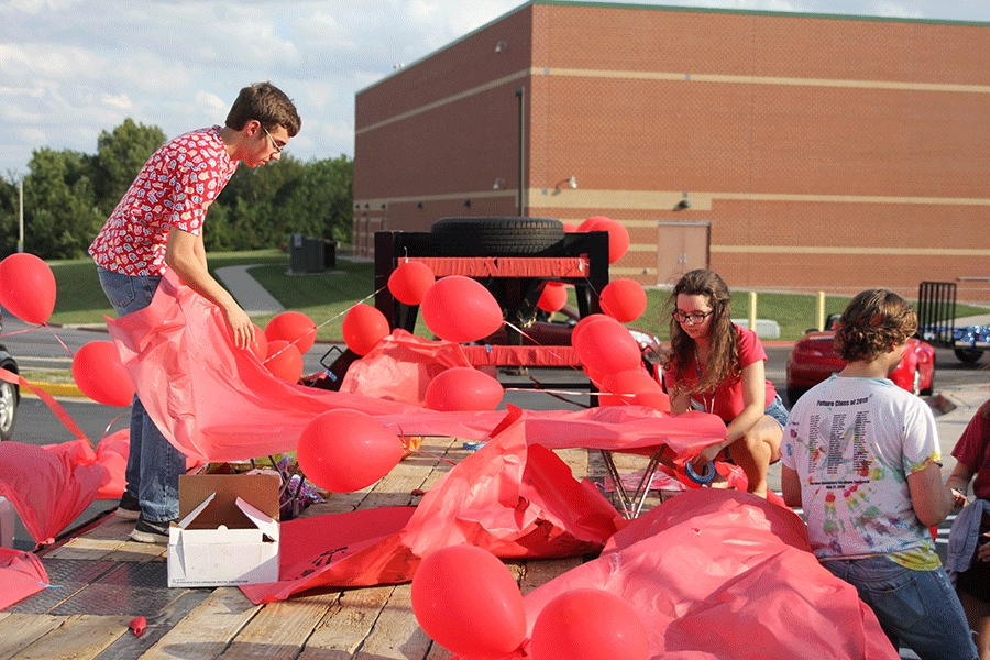 Juniors Tom McClain and Melissa Kelly decorate the Junior homecoming float on Wednesday, Sept. 16.