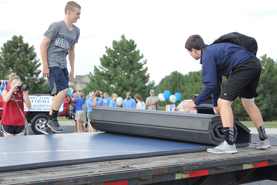 Sophomores Devon Handy and Gabe Santilli work together to help decorate  the wrestling float on Wednesday, Sept. 16. 