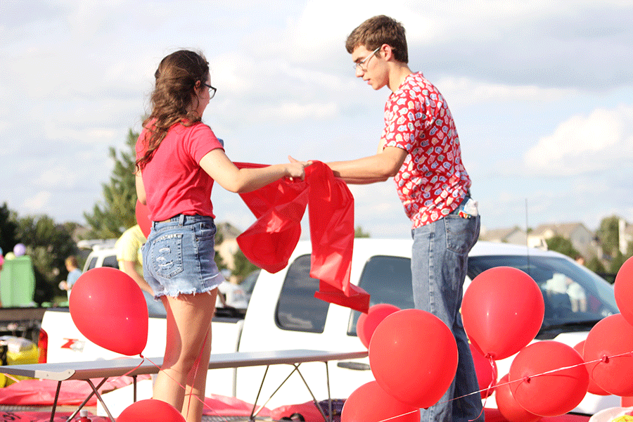 Juniors Tom McClain and Melissa Kelly decorate the Junior homecoming float on Wednesday, Sept. 16.