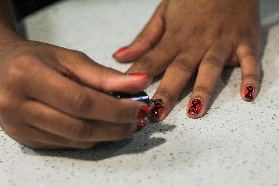 Finishing+her+design%2C+junior+Jayna+Smith+adds+a+layer+of+Seche+Vite+Dry+Fast+Top+Coat+to+her+nails.+%E2%80%9CI%E2%80%99ve+been+doing+my+own+nails+since+I+was+in+ninth+grade%2C%E2%80%9D+Smith+said.+%E2%80%9CI+really+got+into+my+designs+around+14+%5Byears+old.%5D%E2%80%9D