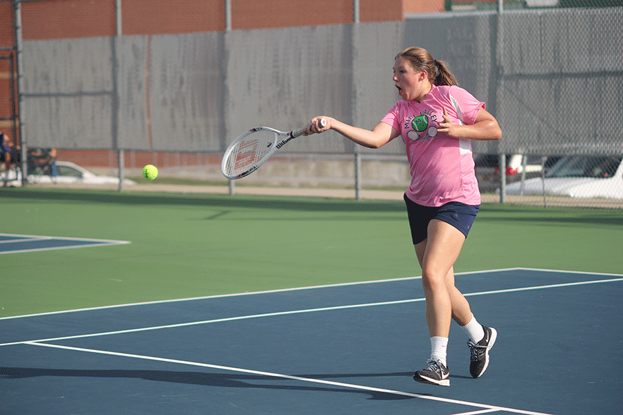 Running+towards+the+tennis+ball%2C+freshman+Anika+Roy+plays+in+a+tennis+quad+on+Tuesday%2C+Sept.+22.+