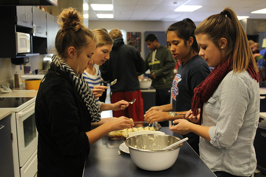 While in Nutrition and Wellness class on Monday, Nov. 9, sophomores Taylor Martin, Mckenna Harvey, Britton Nelson and junior Laura Meza work as a group to make stuffed shells. “We do [work well together], probably the best … I’ve [become] closer with all of them,” Martin said.