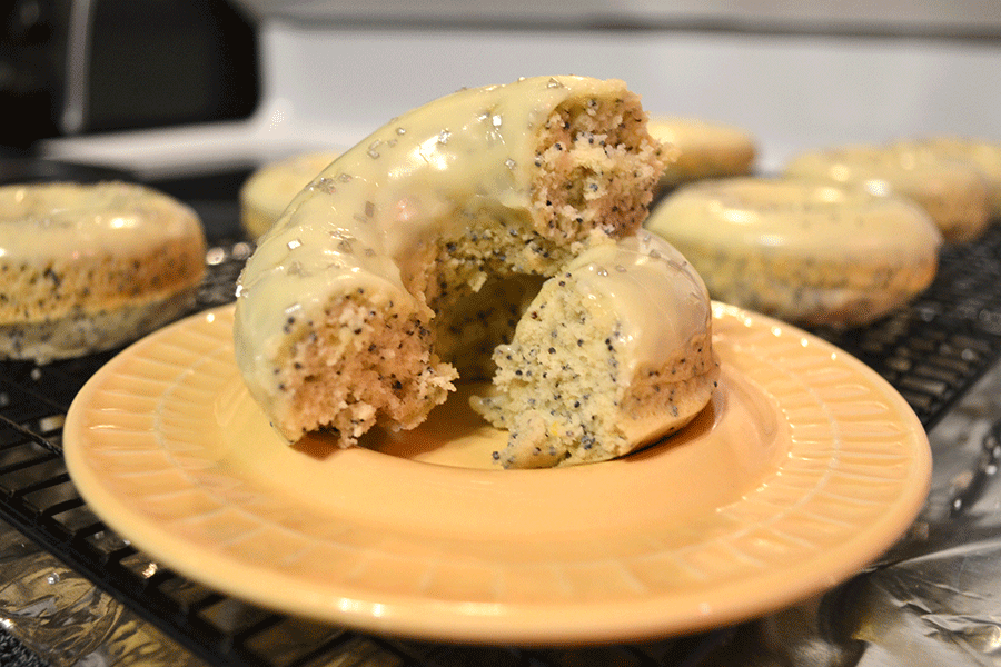 When cut open, the poppy seeds within the donut can be seen clearly. 