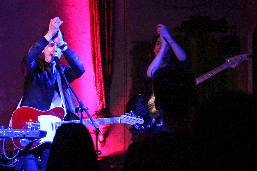 Ingram and O'Halloran lead the audience in clapping during a song.