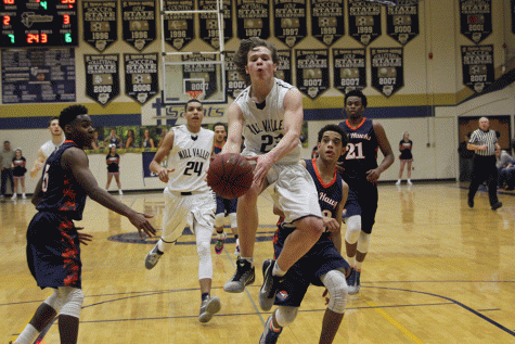 Boys basketball loses to Olathe East, finishes second at Saints Classic tournament