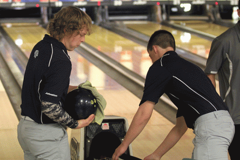 Bowling teams take first and second place at league meet