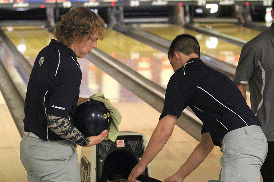 Before his next frame, senior Kole Johnston cleans his bowling ball at the KVL meet on Thursday, Feb. 4.