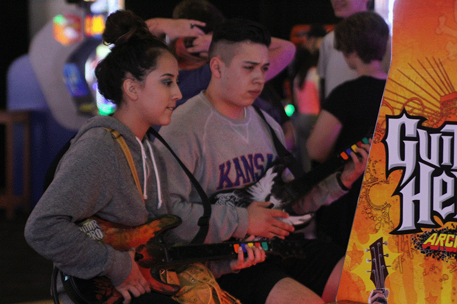 Junior Michael Moreno and sophomore Alayna Melendez play the guitar.