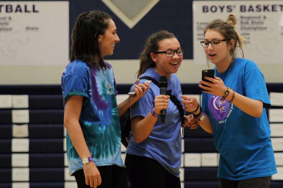 Students sing a song together in front of the crowd. 