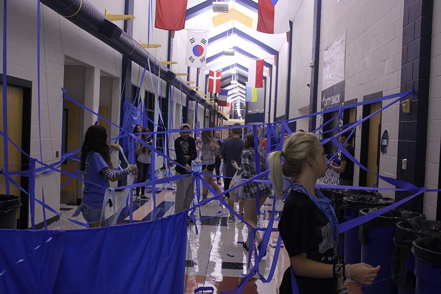 Seniors mass decorate the main C-hallway Friday morning