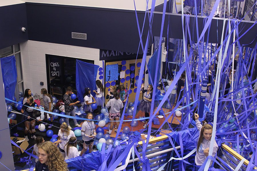 Seniors decorate the foyer and staircase for their blue bomb.