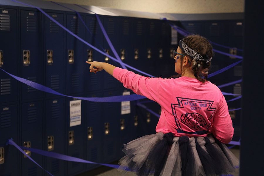 Kara Mason directs seniors to mass decorate upper C-hallway.