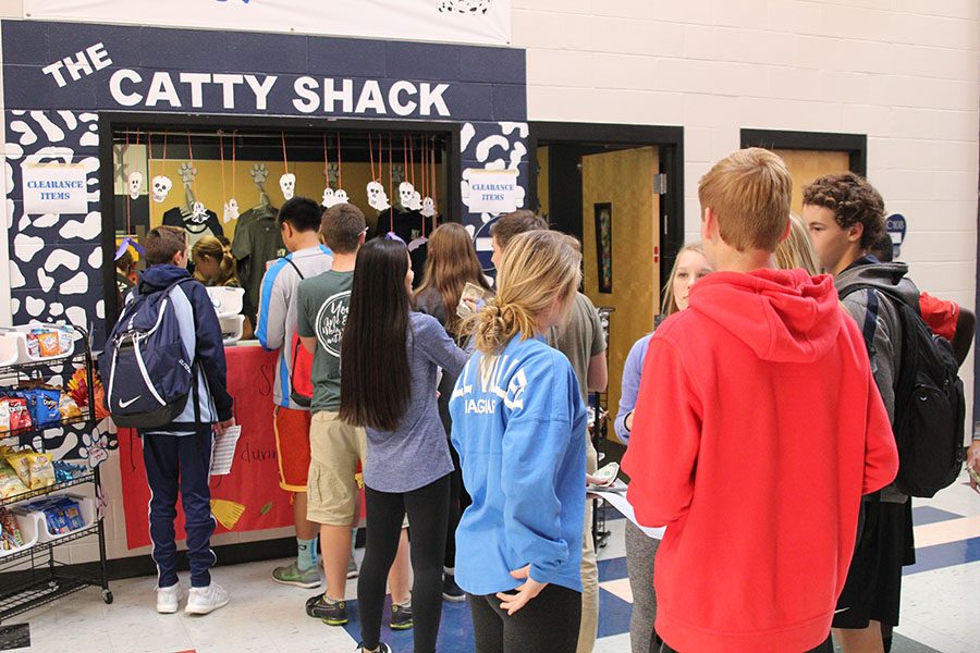 Students line up to buy cookies at the Catty Shacks grand opening on Thursday, Nov. 4. 
