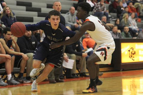Boys basketball falls to Shawnee Mission Northwest