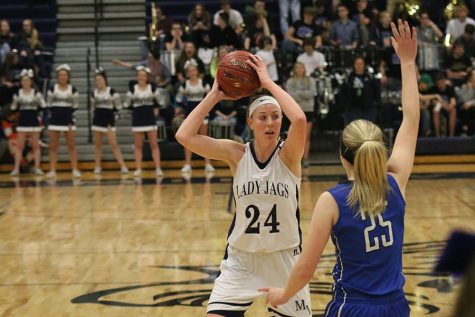 Girls basketball falls to Gardner Edgerton