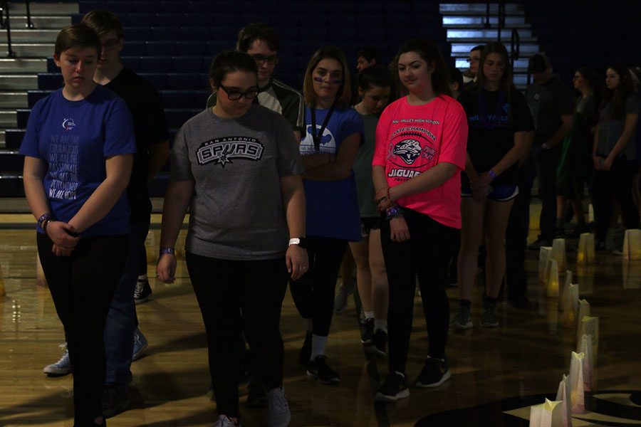 Students walk in memory of those who have had cancer.