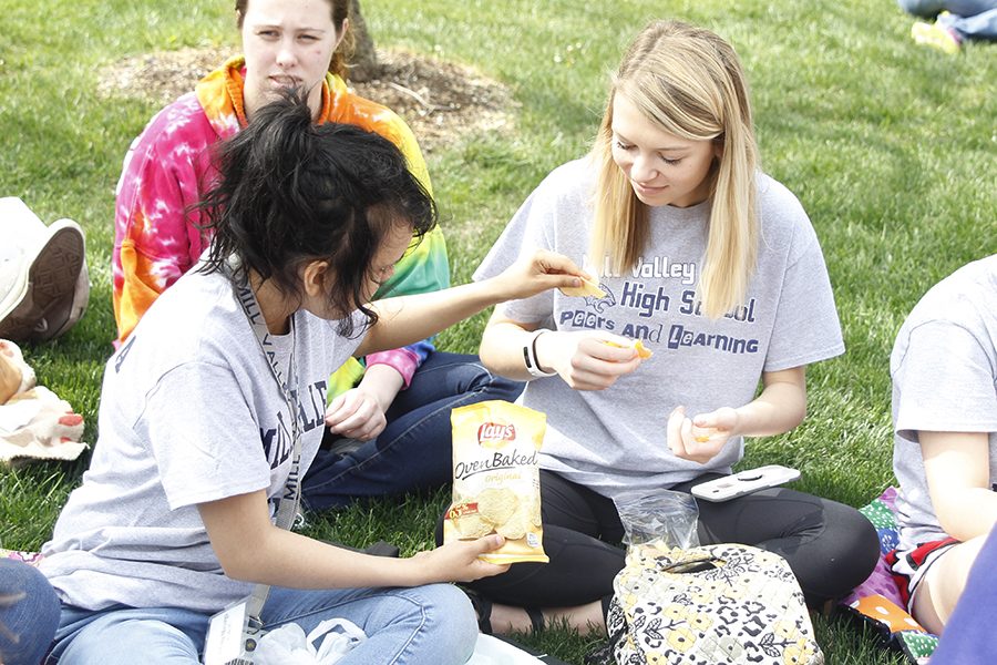 Junior Estefania Mayorga shares her lunch with junior Taylar Powers.