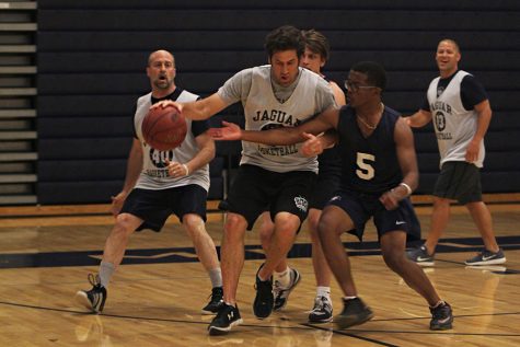 Students fall to faculty in Mayhem Week basketball game