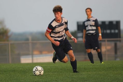 Boys soccer loses in game against Blue Valley West