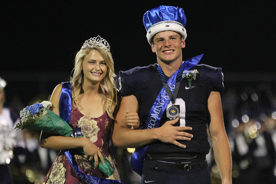 Smiling+at+the+crowd%2C+seniors+Bella+Hadden+and+Brody+Flaming+accept+their+crown.