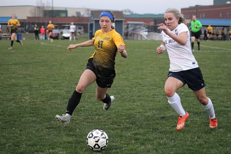 Girls soccer defeats the Blue Valley Tigers