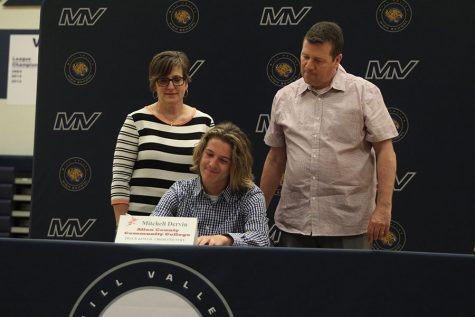 19 seniors honored at annual signing ceremony