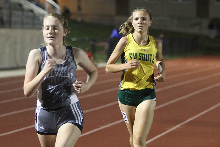 Sophomore Jenna Walker runs past a competitor during the 3200m race.