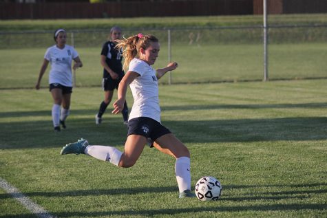 Girls soccer defeats Blue Valley North 4-0 on senior night