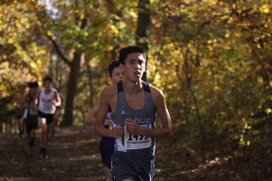 Focusing straight ahead, junior Josh Mansfield keeps a strong pace, finishing with a time of 18:31.