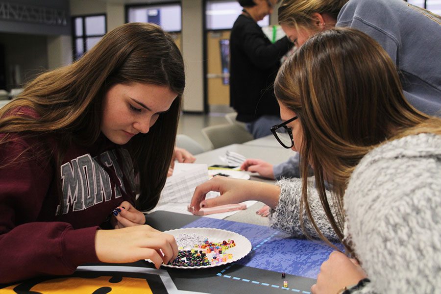 Sitting in the commons, sophomores Morgan Prosser and Emma Hookstra search for beads to make their bracelets with. JagPRIDE held a stress free seminar on Wednesday, December 5th. “I went to make bracelets to forget about the stress of finals, spend time with my best friends, and to do something mentally stimulating that wasn’t overwhelming.” said Prosser.