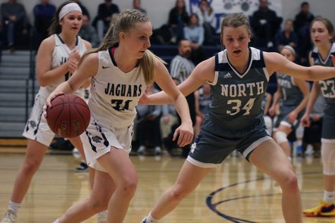 Gallery: Girls Basketball falls to Blue Valley North